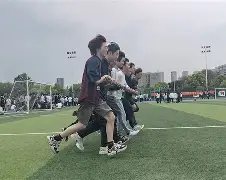 锦标赛千军万马，团队齐心协力勇夺国的简单介绍